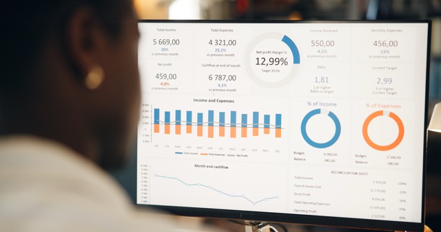 computer-screen-trading-and-back-with-charts