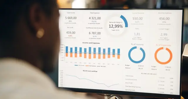 computer-screen-trading-and-back-with-charts